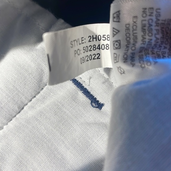 Vineyard Vines navy zip front shorts. 3” inseam, cotton / elastane. Size 0 - Picture 12 of 12